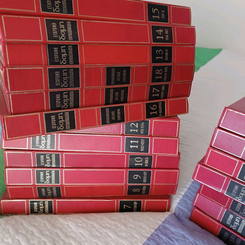 Domi Encyclopedias used, 15 volumes and 3 volumes dictionary