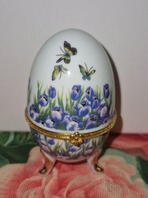 Limoge porcelain decorative egg like new