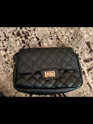 Τσάντα χειρός μαύρη μεταχειρισμένη με αλυσίδα