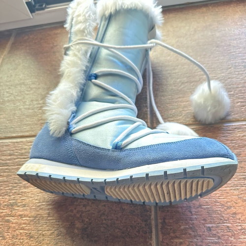 Modern & impressive NIKE boots in a beautiful blue color.
