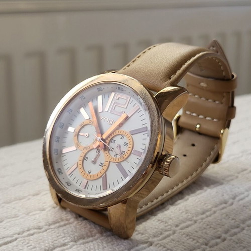 Vogue Chronograph wristwatch model 162001.3, beige and white