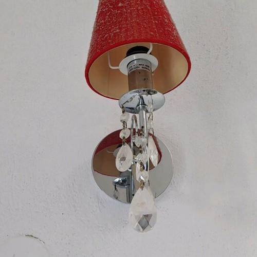 Wall and ceiling lights used, school style