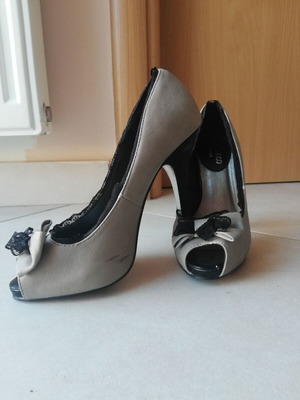 Bianco peep-toe beige pumps used, black heel and bow, size 37