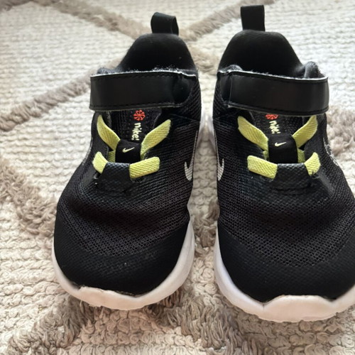 Nike kids shoes like new, comfortable with scratches