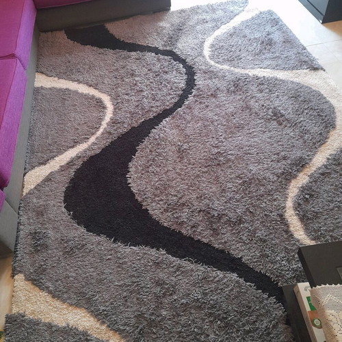 Living room rug used 2×3 meters, clean and maintained