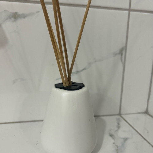 White Bombe Diffuser with Sticks like new