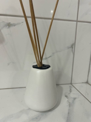 White Bombe Diffuser with Sticks like new