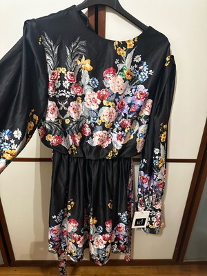 Women's floral dress new, one size, with tag