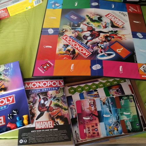 Monopoly Flip Edition Marvel like new