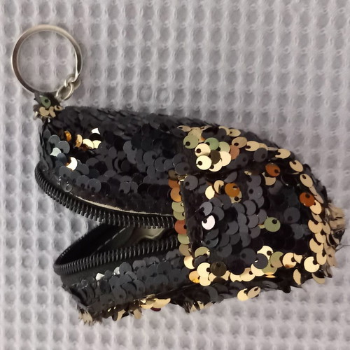Keychain wallet with sequins used