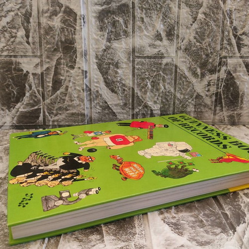 Guinness Book Of Records 1974 like new collectible book