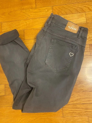 Please pants in gray color no small
