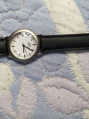 Men's wristwatch with black strap like new, battery needed