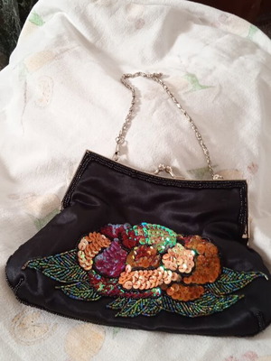 Kem Handbag like new with sequins and beads, detachable chain wallet