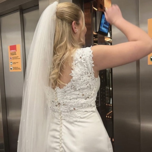 Wedding dress like new with veil, sizes M-L-XL