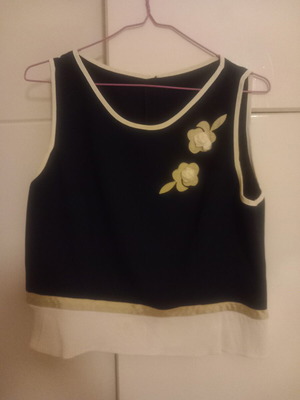 Sleeveless top like new with elegant details, size M