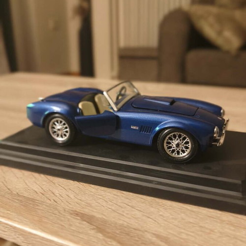 Bburago Ford AC Cobra 427 (1965) model car