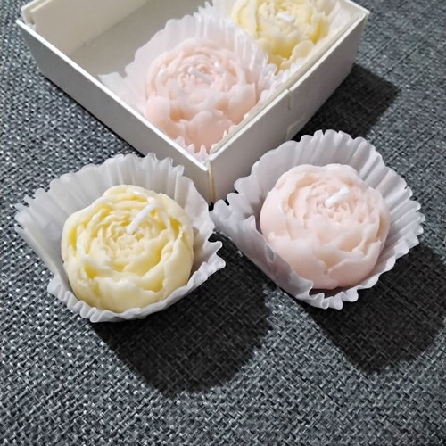 Flower-shaped candles set new