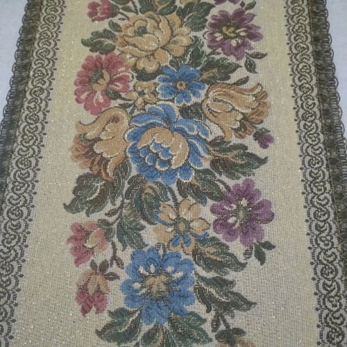 Table runner like new, dimensions 58x24cm