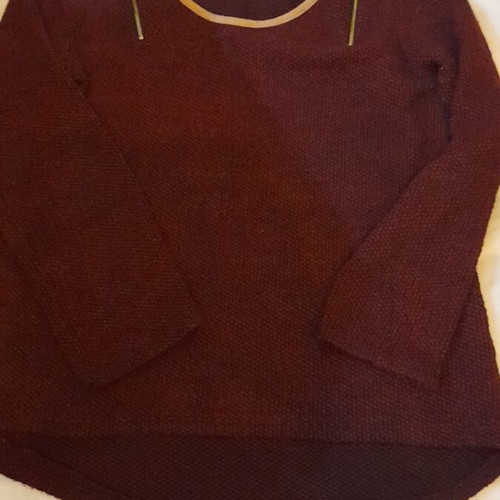 Knitted women's blouse burgundy like new, with zipper details