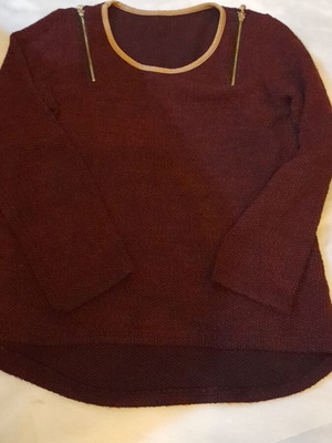 Knitted women's blouse burgundy like new, with zipper details