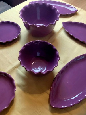 Handmade ceramic set of 7 pieces in purple with wavy edge like new