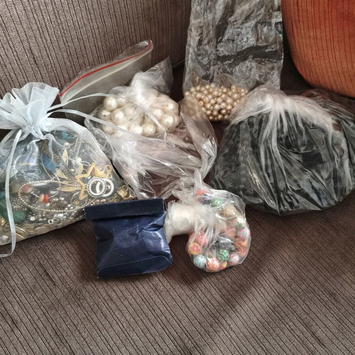 Jewelry Making Materials Set like new, beads and charms
