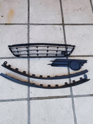 Opel Corsa D γρίλια προφυλακτήρα εμπρός μεταχειρισμένη και αριστερό κάλυμμα προβολέα