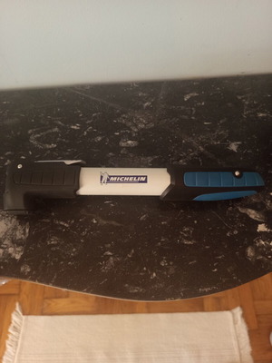 Michelin bicycle pump like new with dual outlet