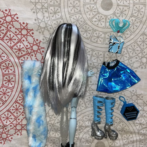 Monster High Frankie Stein Fearidescent Skulltimate Secrets doll new with extra pieces