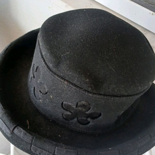 Felt hat 100% wool like new, stylish