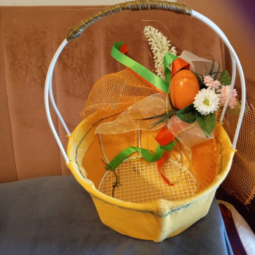 Vintage Easter basket like new with egg and flowers