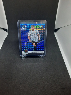 Картичка 2021-22 Panini Mosaic FIFA Road to World Cup Blue Prizm Gonzalo Montiel 9 RC като нова