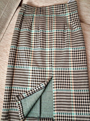 Stradivarius skirt like new with elastic waist and front slit