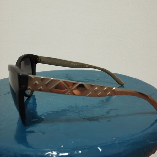 Burberry sunglasses used with defect