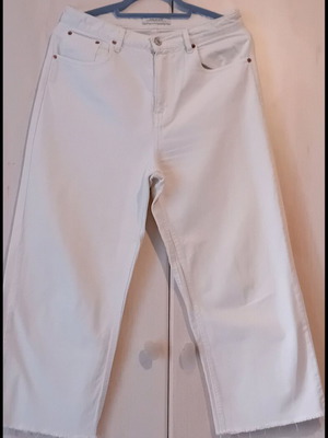 Zara crop marine white denim pants size 40 used with distressed detail