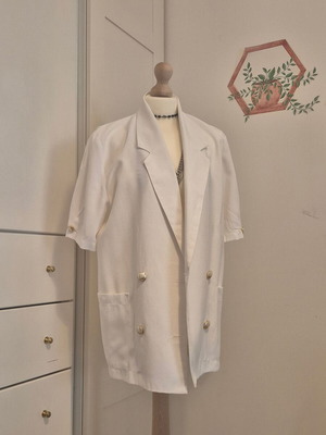 Short-sleeve white jacket like new, size M