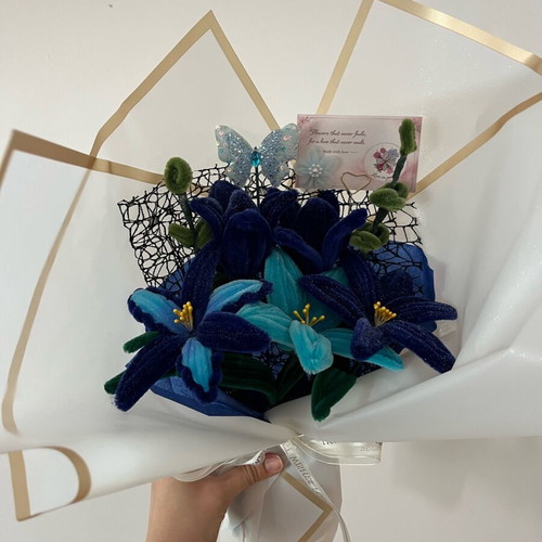 Blue bouquet made to order with 7 flowers in blue shades