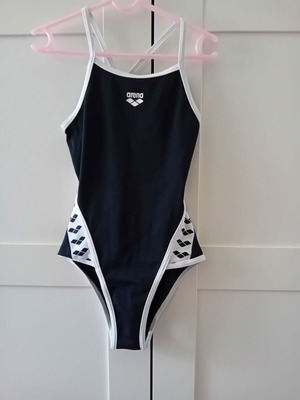 Arena girls' swimsuit size 128cm, like new