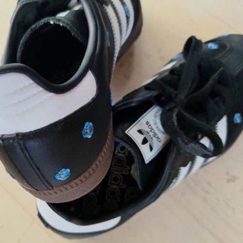 Adidas Samba OG αθλητικά σαν καινούργια, μαύρα με μπλε κεντητά λουλούδια νούμερο 40