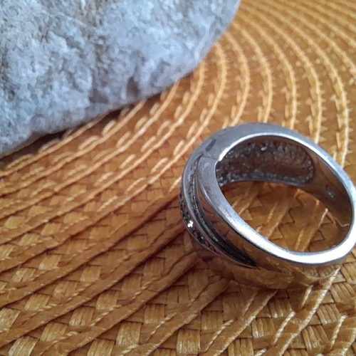 Silver 925 ring with zircons size 9.5 like new