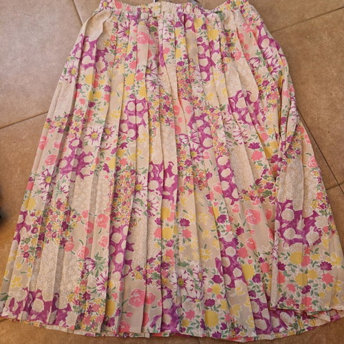 Pleated skirt like new, size XL with lining