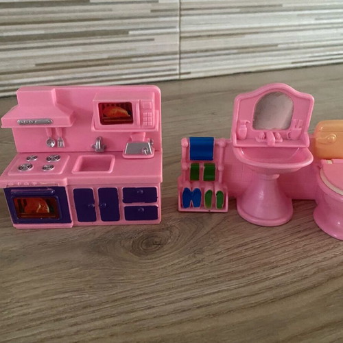 Dollhouse furniture with 2 figures used
