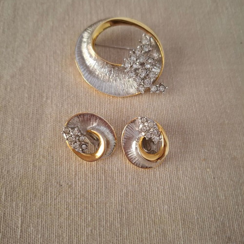 Brooch and earrings set like new with crystals