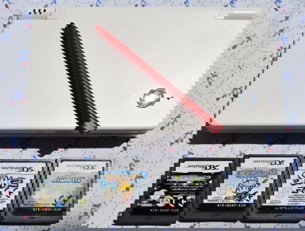 Nintendo DSI με 4 παιχνίδια
