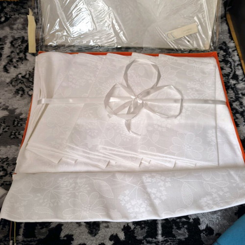 Vintage tablecloth set with 12 luxury napkins new