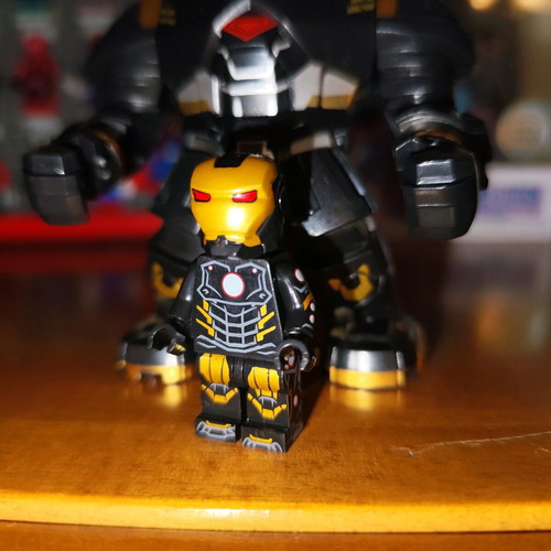 Black-Gold Hulkbuster like new, Iron Man Model 42 figure