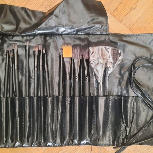 Makeup brush set like new, 16 pieces with case