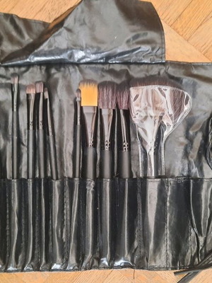 Makeup brush set like new, 16 pieces with case