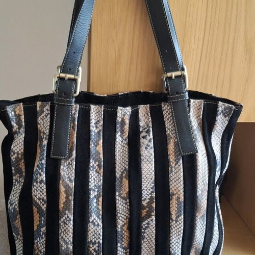 Hunter leather shoulder bag like new, black with multicolor snake print
